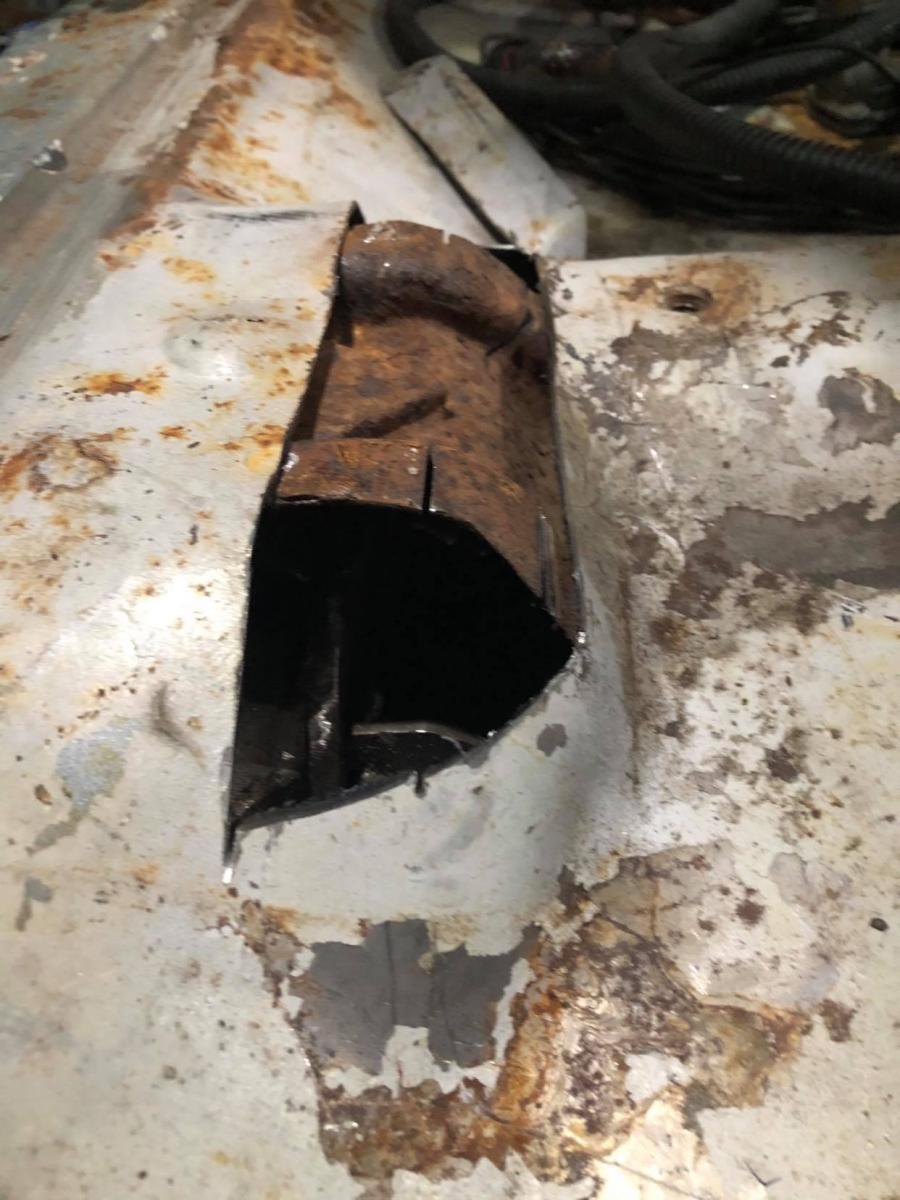 Name:  floor cut out by rear body brace.jpg
Views: 1596
Size:  117.9 KB