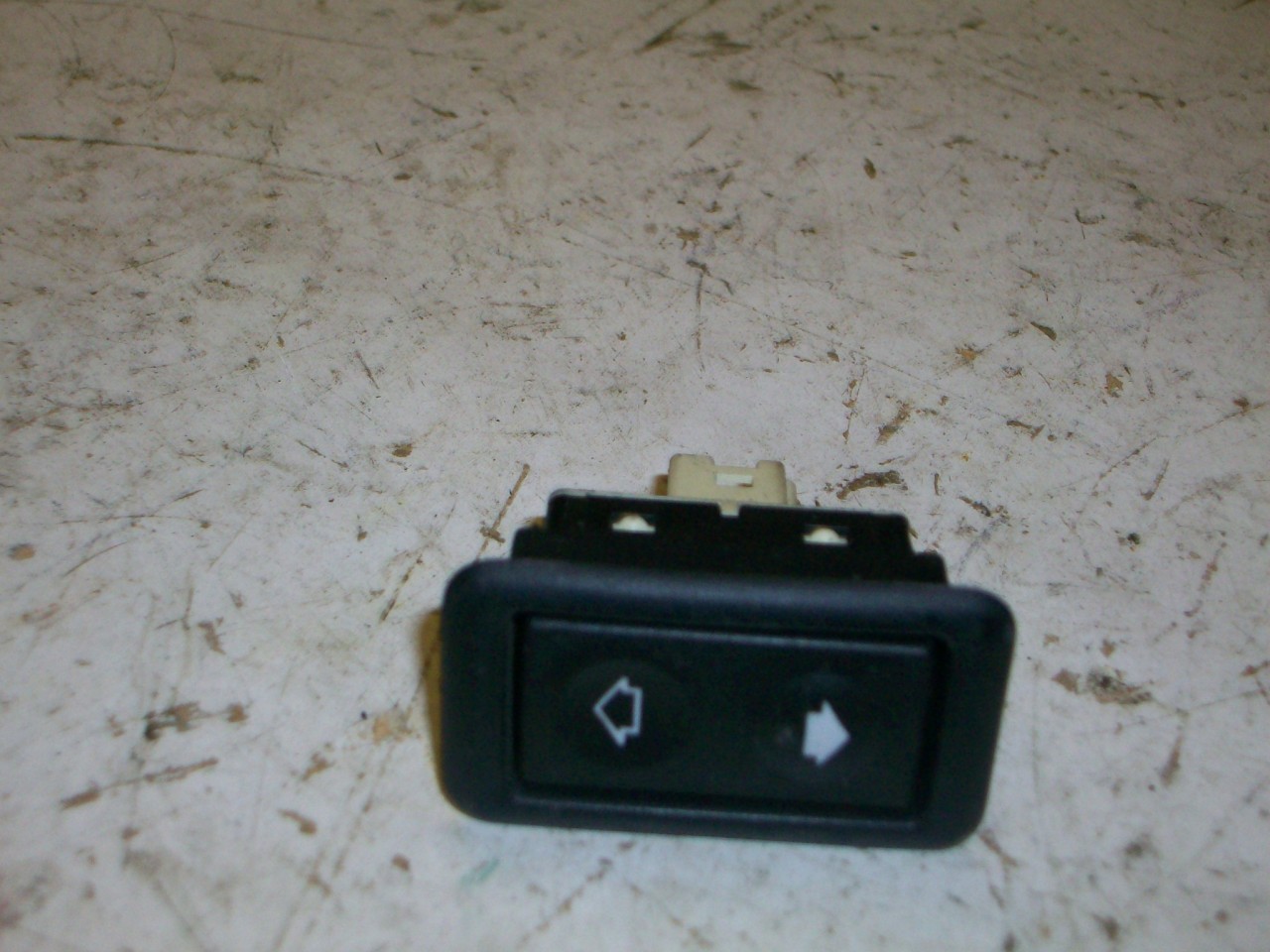 Name:  u_3series_rearwinswitch_FI84762.jpg
Views: 227
Size:  204.7 KB